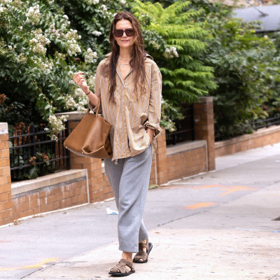 H Katie Holmes με τα πιο κομψά flat πέδιλα του καλοκαιριού -Το φθινοπωρινό σύνολο στη Νέα Υόρκη