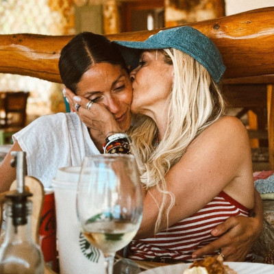 Family goals: H Σοφία Καρβέλα κάνει διακοπές στη Λέρο με τη Βίσση & τις θαυμάσαμε γι' αυτό το λόγο