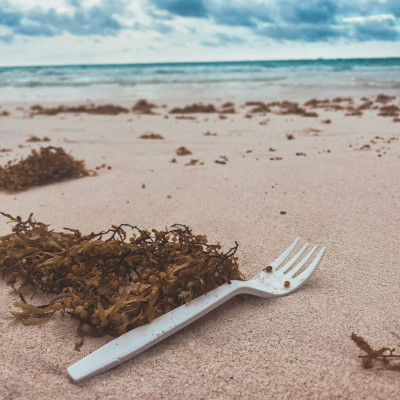 10 σωτήρια tips για να βγάλεις τα βλαβερά μικροπλαστικά από τη ζωή σου