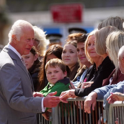 Ο Βασιλιάς Κάρολος διέκοψε τις διακοπές του και με 4 λέξεις μίλησε για την υγεία του
