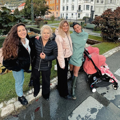 Η Χριστίνα Μπόμπα έκανε το δικό της World Party με μαμά, αδελφή Τανιμανίδη και τη μητέρα της