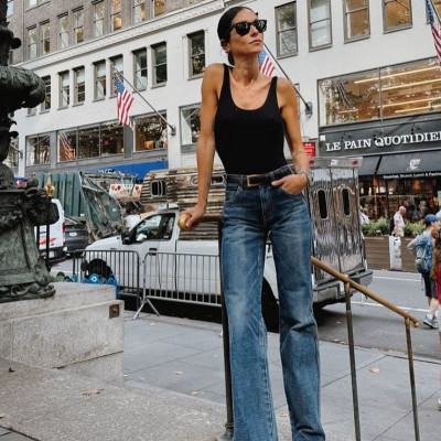 Η Σοφία Καρβέλα μπήκε σε back to school διάθεση και έχει 3 τρόπους να φορέσεις τώρα το τζιν σου