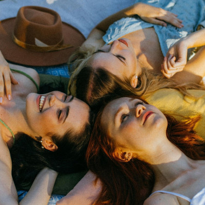 Φίλοι για πάντα: Αυτά είναι τα 3 ζώδια που ακόμα κι αν έχουν περάσει χρόνια θα σε αναζητήσουν