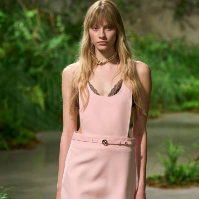 Hot trend alert: Αυτό το φόρεμα θα σε βοηθήσει να απογειώσεις το φθινοπωρινό layering