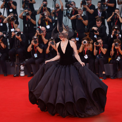 Φεστιβάλ Βενετίας: Η Lady Gaga με look Maleficent του οίκου Dior αποθέωσε το total black