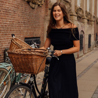 Αυτό το top είναι η must επιλογή του φθινοπώρου -Το street style επιβεβαιώνει