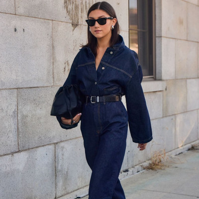 Το dark denim είναι το elevated τζιν που θα λατρέψεις το φθινόπωρο