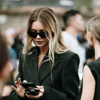 Πες τέλος στο φριζάρισμα! 5 hair sprays για να φαίνονται τα χτενίσματά σου όλη την ώρα περιποιημένα