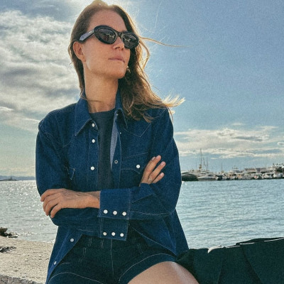 Denim on denim: Η Βίκυ Καγιά συνδύασε δύο διαφορετικά χρώματα τζιν σε ένα look