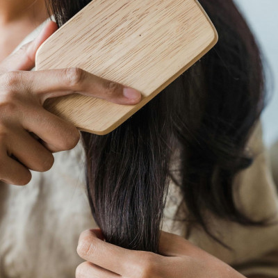 Πόσο συχνά πρέπει να καθαρίζεις τη βούρτσα των μαλλιών σου και ποιος είναι ο πιο σωστός τρόπος; 