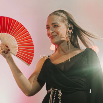 Από πότε η Νατάσσα Μποφίλιου πρέπει να ζητάει την άδειά μας για το τι θα φοράει;