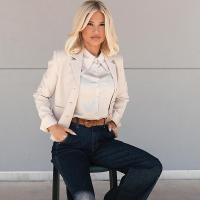 Το σκούρο denim είναι η κορυφαία τάση της σεζόν -Η Φαίη Σκορδά το συνδύασε με stylish flats