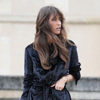 Τα curtain bangs της δεκαετίας του 70' είναι πάντα τάση! Σε ποιο σχήμα προσώπου ταιριάζουν