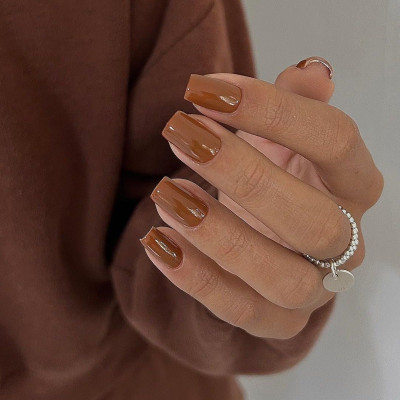 Toffee nails: Αυτό είναι το καφέ manicure που επιλέγουν τα it girls, ακόμα και η Hailey Bieber