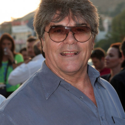 Ο Πάνος Μιχαλόπουλος, ο ζεν πρεμιέ των 80s: Από τα Τσακάλια στην απομόνωση της επαρχίας