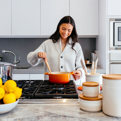 Βαριέσαι να μαγειρεύεις μόνο για ένα άτομο; 5 ιδέες για να τα βγάλεις πέρα στην κουζίνα