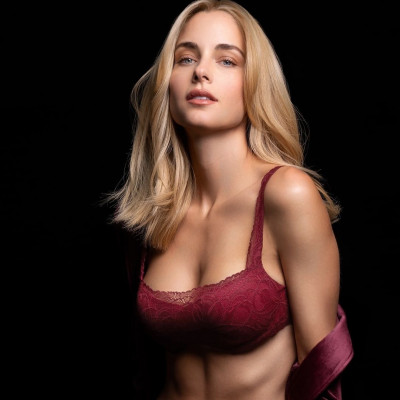 Η Δούκισσα Νομικού δοκιμάζει πρώτη το νέο επαναστατικό σουτιέν της Triumph