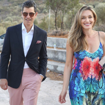 Εντυπωσιακή με μάξι φόρεμα η Κάτια Ζυγούλη στον γάμο του Απόστολου Ρουβά, όπως και η πεθερά της