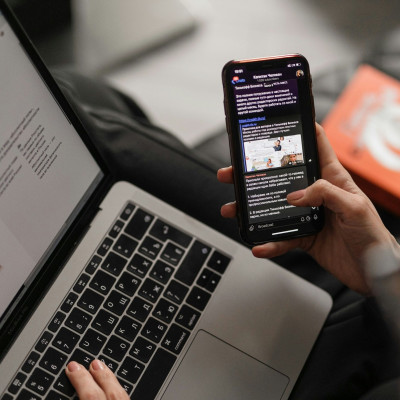 Το πόσο κακό κάνεις στον εαυτό όταν κάνεις ανελέητο scrolling σε κακές ειδήσεις έχει 5 παραμέτρους