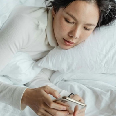 Κοιτάς το κινητό σου με το που ξυπνάς; Πώς αυτή η συνήθεια επηρεάζει όλη τη μέρα σου αρνητικά