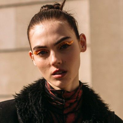 Στρας, glitters και χρώμα στα μάτια θα απογειώσουν τις εμφανίσεις σου το ΣΚ