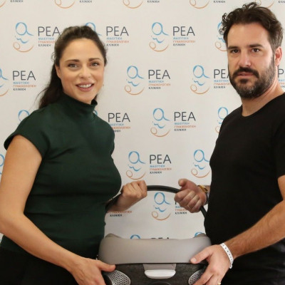 Με dark green look και το μωρό της αγκαλιά η Ευαγγελία Συριοπούλου πήρε εξιτήριο από το μαιευτήριο