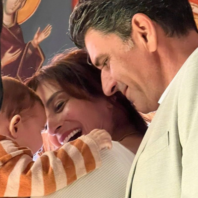 Αντιγόνη Κουλουκάκου και Νίκος Ράικος βάφτισαν τον γιο τους «Άγγελο»: Τα δύο looks της ηθοποιού