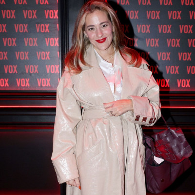 Η Νατάσσα Μποφίλιου δίνει στο total neutral άλλο νόημα με την πιο εντυπωσιακή δερμάτινη καμπαρντίνα