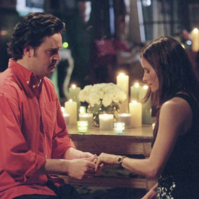 Η προσπάθεια της Courteney Cox να «επικοινωνήσει» με τον Matthew Perry δεν πάει καλά αλλά συνεχίζει