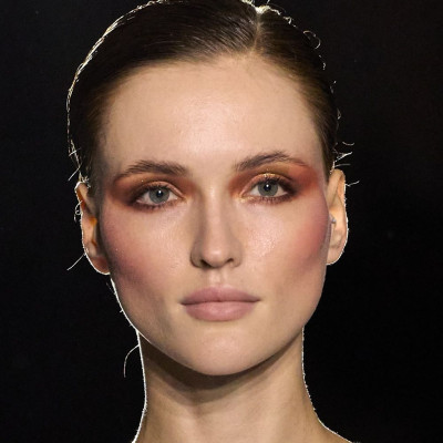 Concealer πριν ή μετά το ρουζ; Το νέο hack του TikTok έρχεται να μας αλλάξει τη σειρά του makeup