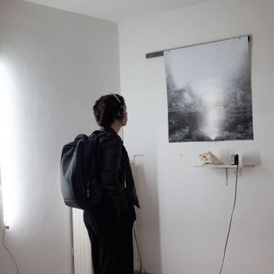 Η εικαστικός Βέρα Χοτζόγλου δεν αμφισβητεί μόνο στερεότυπα θίγοντας την έμφυλη βία: ανατρέπει σιωπές