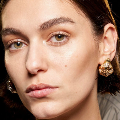 7 budget friendly serum που χαρίζουν φυσικό εφέ botox από την πρώτη εφαρμογή