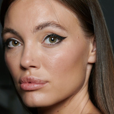 Bat eyes: Τώρα μπορείς να πετύχεις την τέλεια γραμμή eyeliner μόνο με ένα τσιρότο