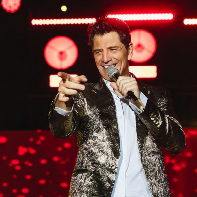 Το Golden Hall υποδέχθηκε τα Χριστούγεννα με τον Σάκη Ρουβά, σε μια βραδιά αφιερωμένη στην «ΕΛΠΙΔΑ»