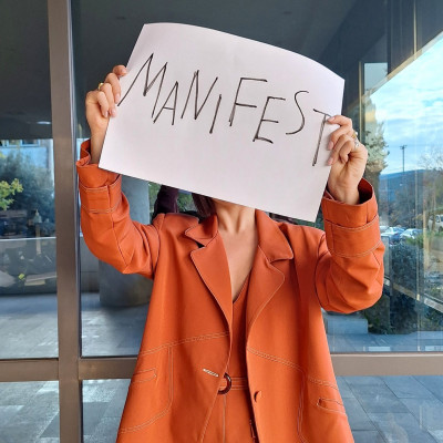 Dua Lipa, Simone Biles και άλλοι celebrities κάνουν το «manifest» τη λέξη της χρονιάς για το 2024 