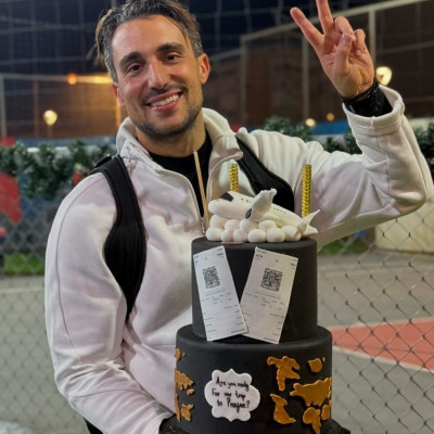 Μέσα σε 24 ώρες ο Σάκης Κατσούλης έσβησε 34 κεράκια και βρέθηκε στην Πράγα χάρη στη Μαριαλένα του