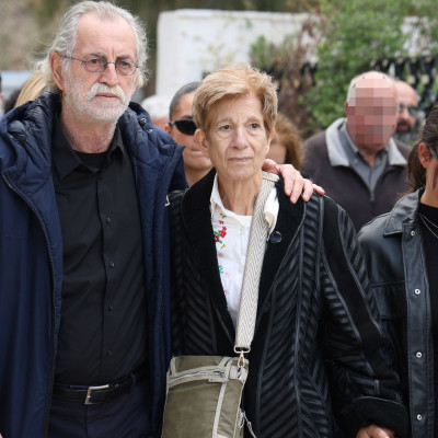 Το ύστατο «αντίο» στον Μανούσο Μανουσάκη - Ο θρήνος της συζύγου και η θλίψη της Παπαχαραλάμπους