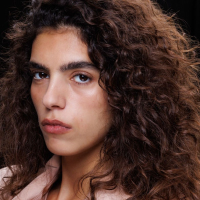 Bye bye φριζάρισμα: Τα καλύτερα anti-frizz προϊόντα για τέλεια hair looks στο κρύο και την υγρασία