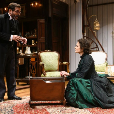 «Στο διπλανό δωμάτιο ή το έργο του δονητή» στο Θέατρο Βρετάνια