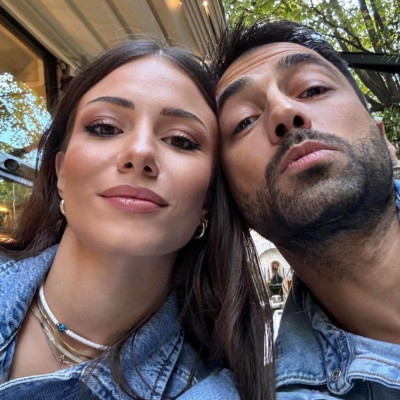 Στο στολισμένο σαλόνι του Αντρέα Γεωργίου και της Σιμώνης, ένα είναι το διακοσμητικό που κυριαρχεί