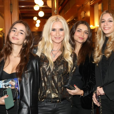 Για την Λένα Αρώνη η ζωή με τρεις κόρες είναι «συναρπαστική»: Η σπάνια εμφάνιση μαζί τους