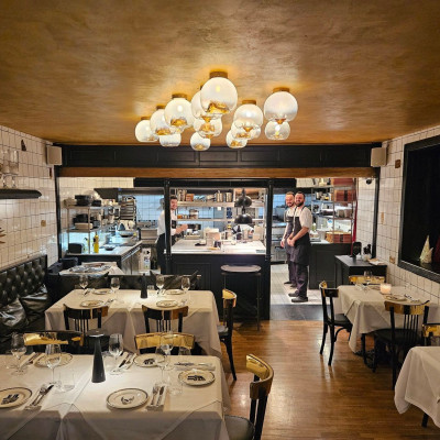 Κρεατοφαγία υψηλών αξιώσεων με ηχηρές υπογραφές και έξυπνα twists στο Κολωνάκι