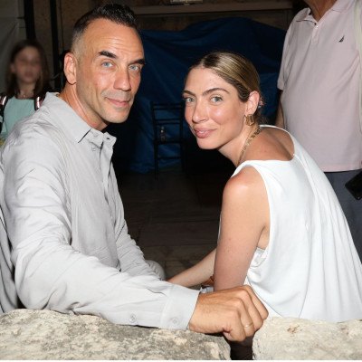 Ο Μουζουράκης φοβάται μη χάσει τη Μαριλού & θυμόμαστε ακόμη 4 άντρες που αποθεώνουν τα ταίρια τους