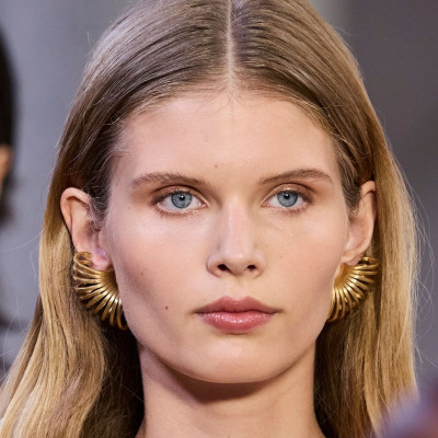 Το caramel balayage είναι το γλυκό χρώμα που θα τολμήσουμε το 2025