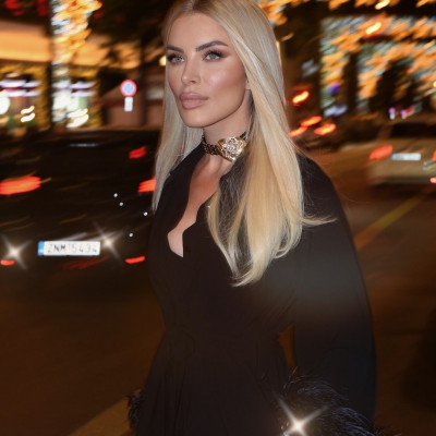 Total black: 3 γιορτινά σύνολα της Κατερίνας Καινούργιου που αποθεώνουν το μαύρο