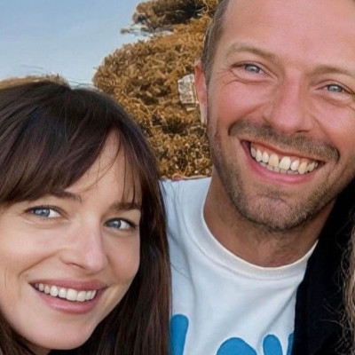 Ο Chris Martin απαντά στις φήμες χωρισμού με τη Dakota Johnson κι αποδεικνύει όλα όσα νιώθει
