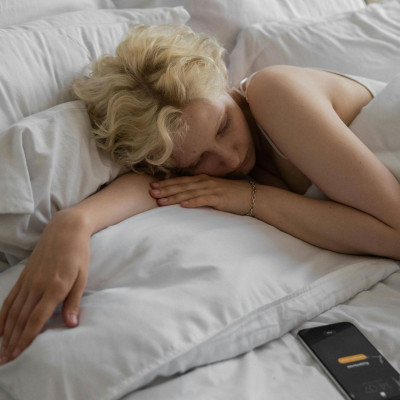 DIY μάσκα με μέλι, κανέλα και γιαούρτι για λαμπερή επιδερμίδα μετά το hangover των Χριστουγέννων