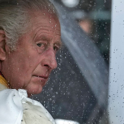 «Είμαι ακόμα ζωντανός», είπε ο βασιλιάς Κάρολος, όμως η θεραπεία του θα συνεχιστεί και το 2025