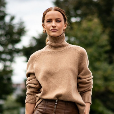 Πώς να πετύχεις ένα stylish χριστουγεννιάτικο σύνολο με ένα καμηλό πουλόβερ