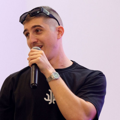 Ο Good Job Nicky «κατεβαίνει» στην Eurovision για να κερδίσει και εξηγεί πώς προέκυψε το όνομά του